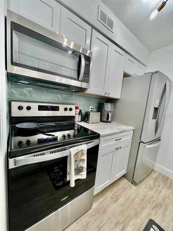 Image 8 of property listing at 305 WYMORE ROAD 101, Altamonte Springs, FL 32714