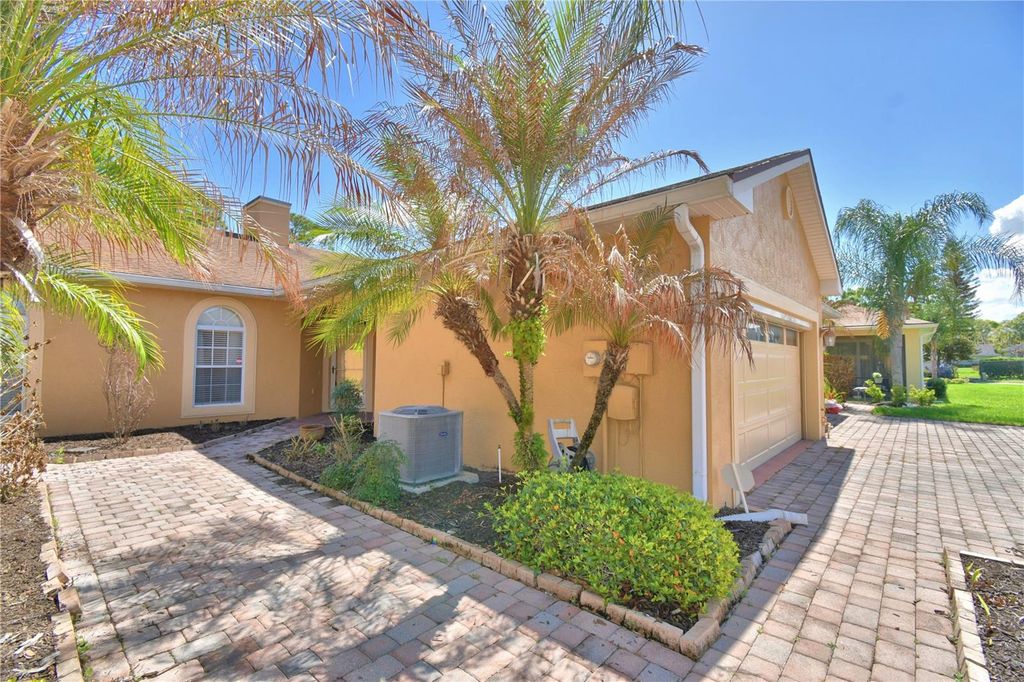 Image 2 of property listing at 1507 VIENNA SQUARE DRIVE, Winter Haven, FL 33884