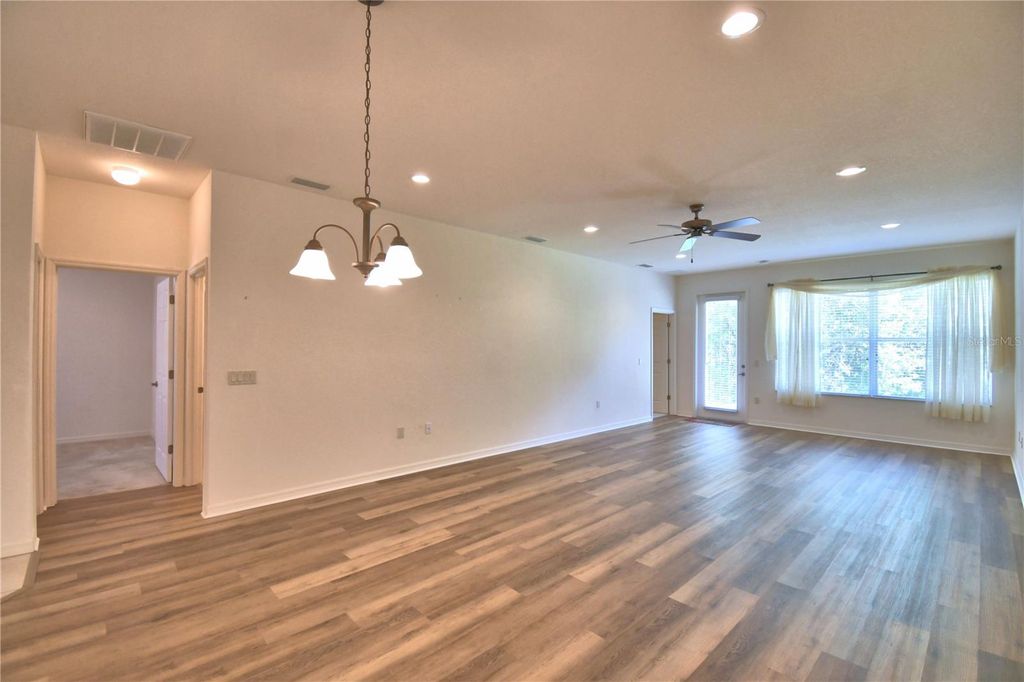 Image 10 of property listing at 1507 VIENNA SQUARE DRIVE, Winter Haven, FL 33884