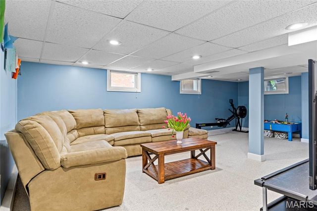 920 Chelsea Avenue, Glendale, MO 63122