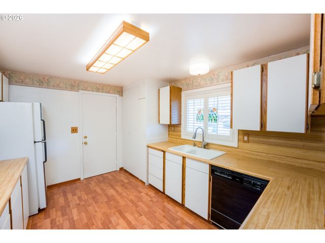 13039 Ne SCHUYLER St, Portland, OR 97230