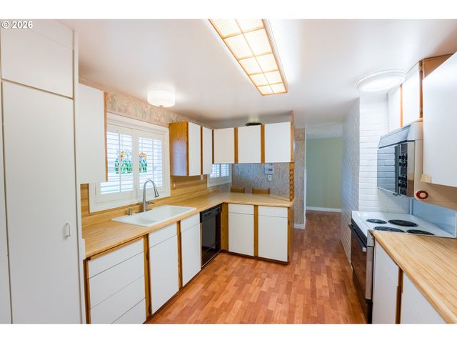 13039 Ne SCHUYLER St, Portland, OR 97230