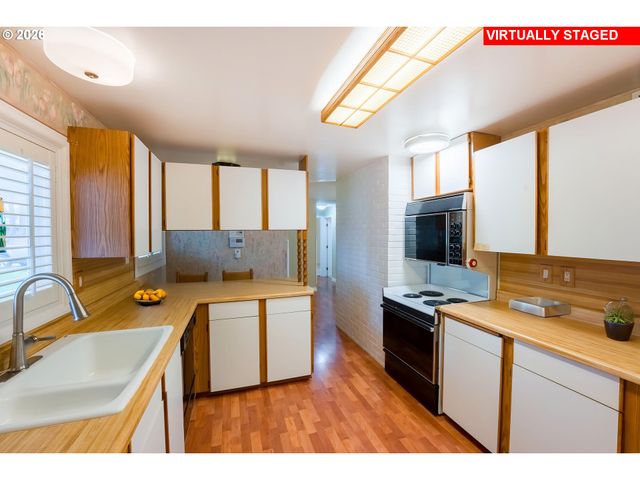 13039 Ne SCHUYLER St, Portland, OR 97230