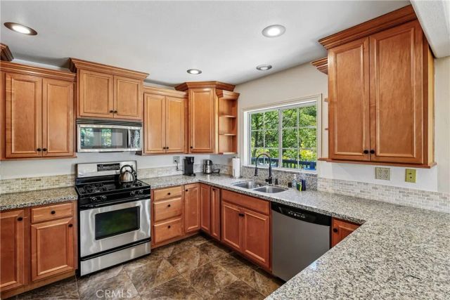 28833 Manitoba Drive, Lake Arrowhead, CA 92352
