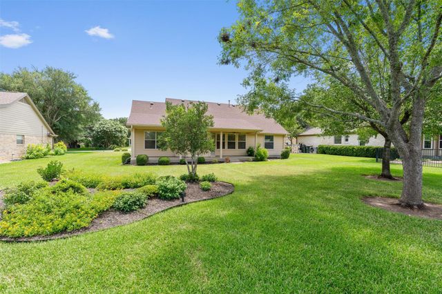 106 Stacey LN, Georgetown, TX 78628