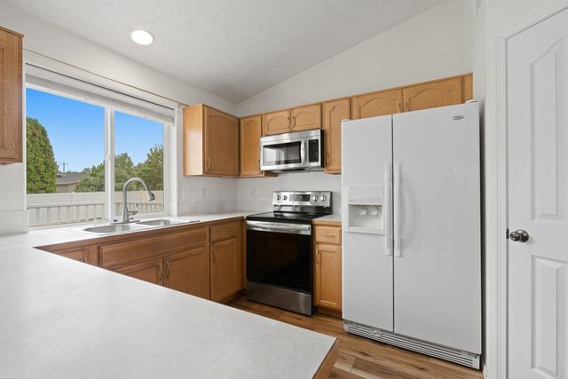 1616 N Rio Grande Ln, Greenacres, WA 99016