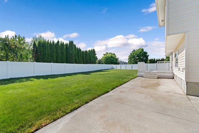 1616 N Rio Grande Ln, Greenacres, WA 99016