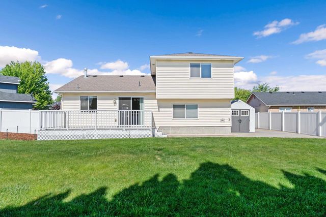 1616 N Rio Grande Ln, Greenacres, WA 99016