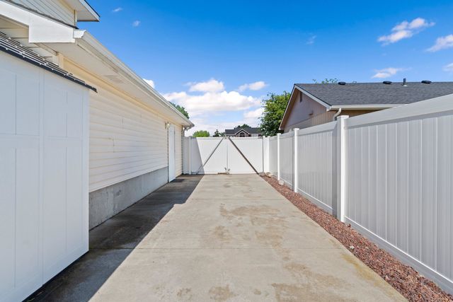 1616 N Rio Grande Ln, Greenacres, WA 99016