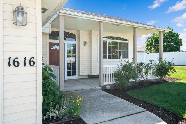 1616 N Rio Grande Ln, Greenacres, WA 99016