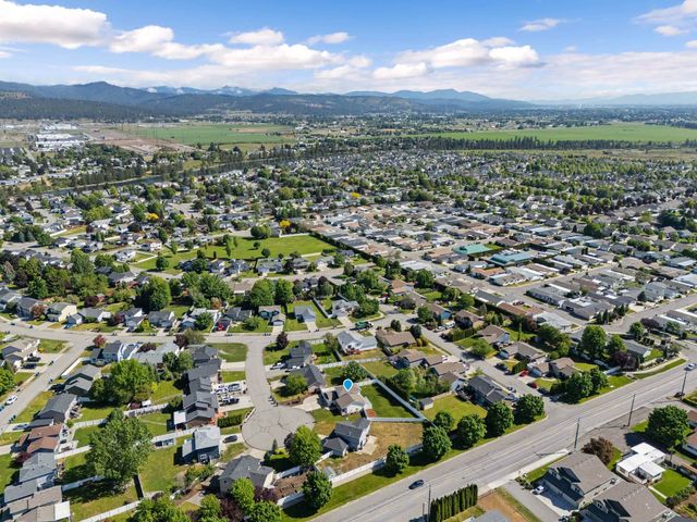 1616 N Rio Grande Ln, Greenacres, WA 99016