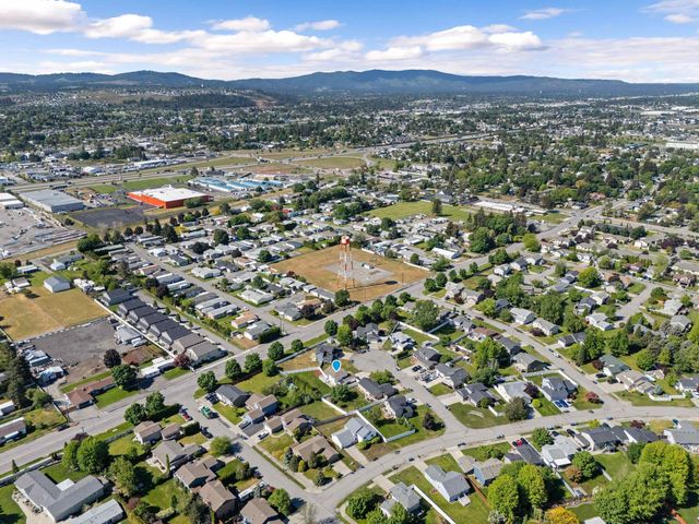 1616 N Rio Grande Ln, Greenacres, WA 99016