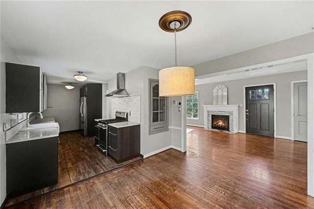 210 E Winthrope Road, Kansas City, MO 64113