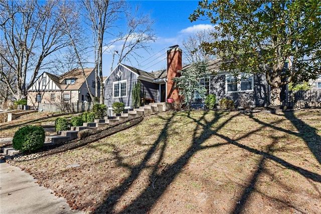 210 E Winthrope Road, Kansas City, MO 64113