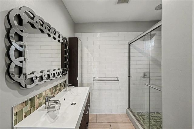 210 E Winthrope Road, Kansas City, MO 64113