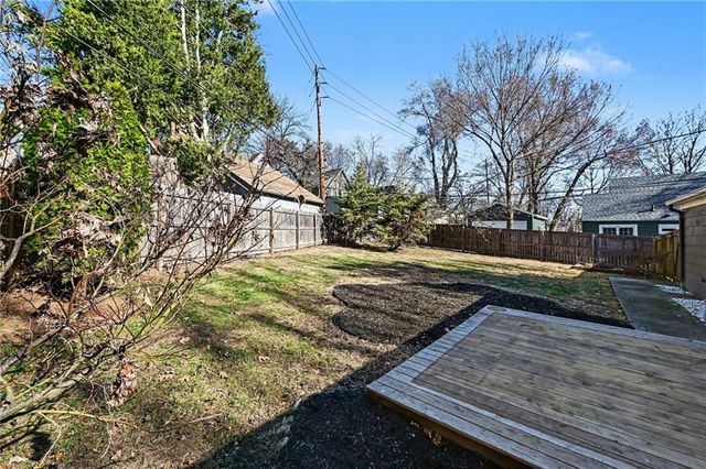 210 E Winthrope Road, Kansas City, MO 64113