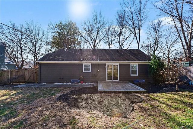 210 E Winthrope Road, Kansas City, MO 64113