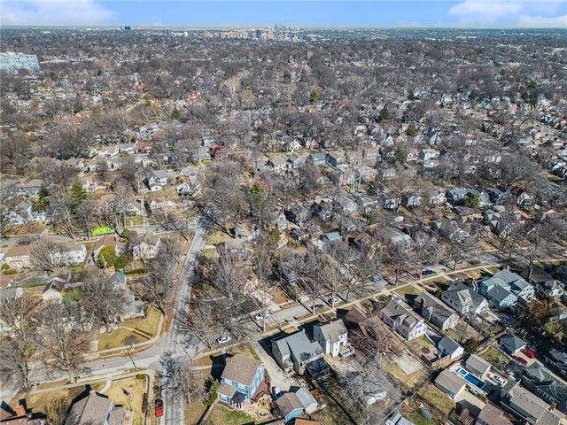 210 E Winthrope Road, Kansas City, MO 64113