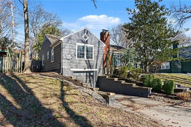 210 E Winthrope Road, Kansas City, MO 64113