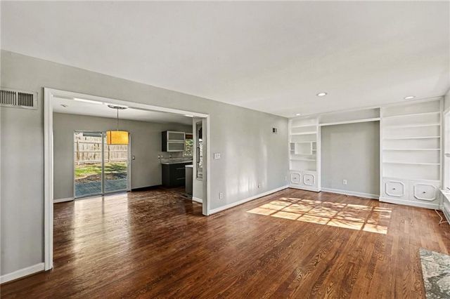 210 E Winthrope Road, Kansas City, MO 64113