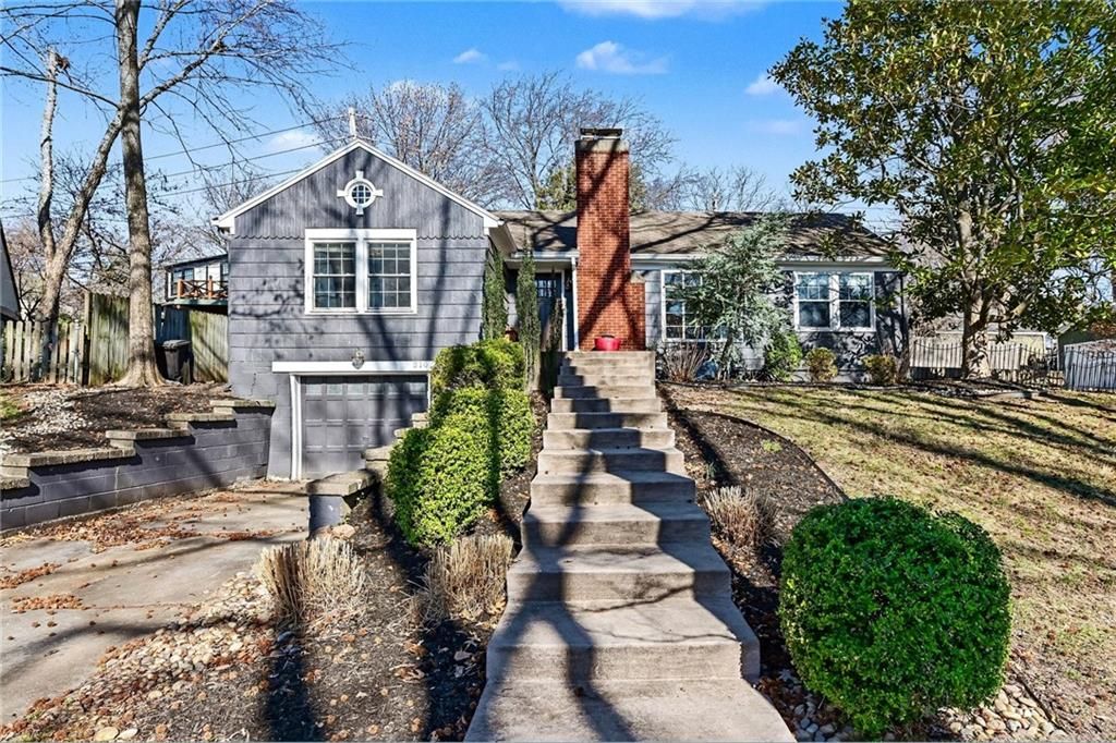 210 E Winthrope Road, Kansas City, MO 64113