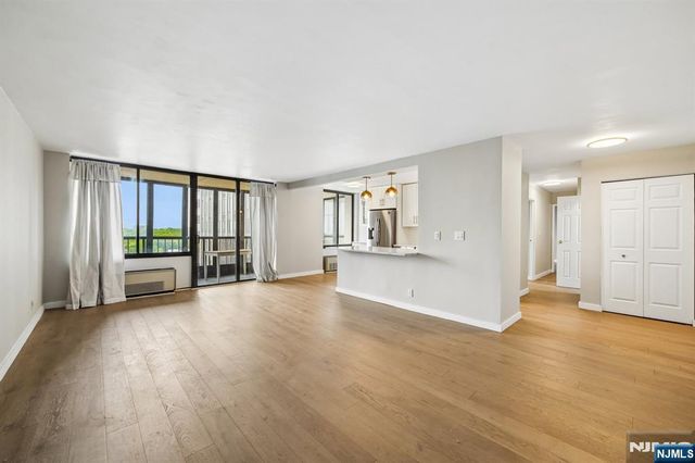 300 Winston Drive 923, Cliffside Park, NJ 07010
