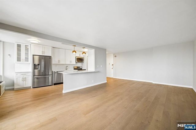 300 Winston Drive 923, Cliffside Park, NJ 07010