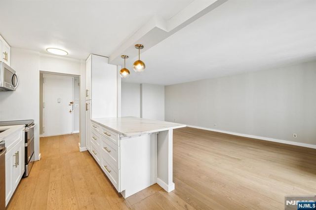 300 Winston Drive 923, Cliffside Park, NJ 07010