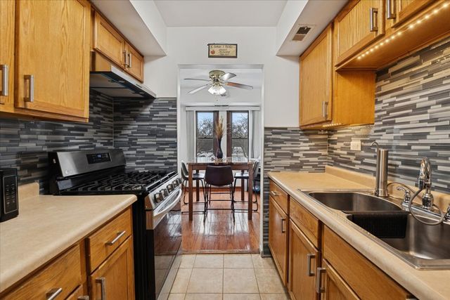 2013 Country Club Drive 22, Woodridge, IL 60517