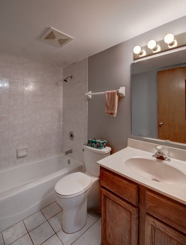 6810 Ridge Point Drive 1A, Oak Forest, IL 60452