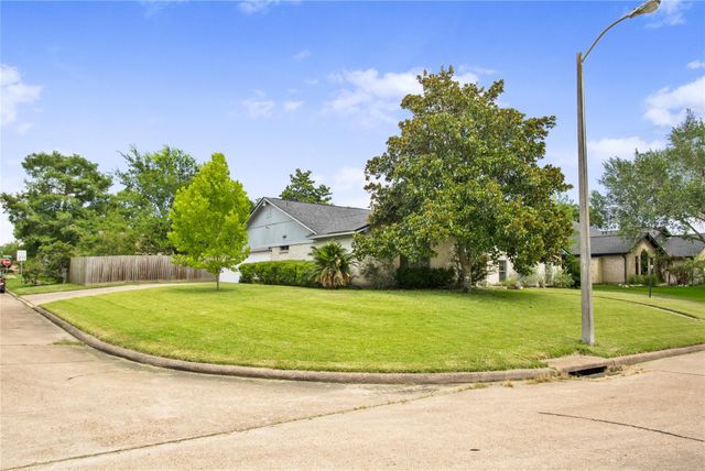 5451 Appleblossom Lane, Friendswood, TX 77546
