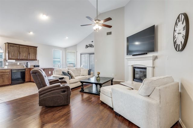 5812 Minnow Drive, Fort Worth, TX 76179