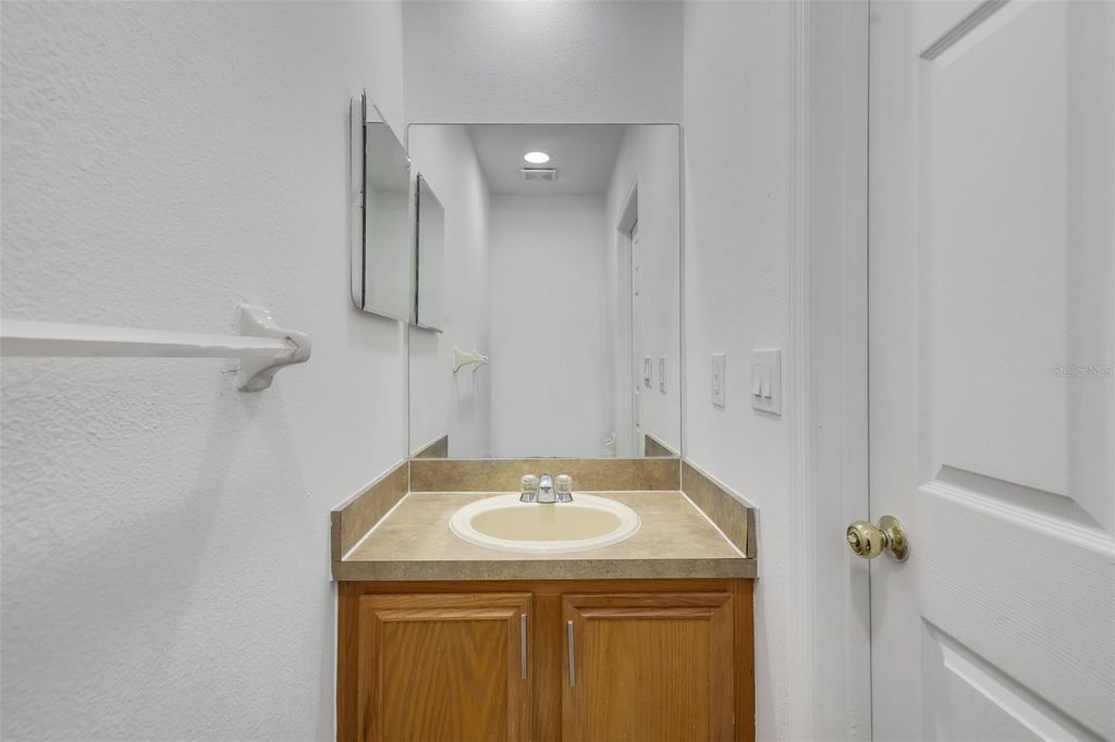 Image 12 of property listing at 1720 BEAR BAY COVE, Orlando, FL 32824