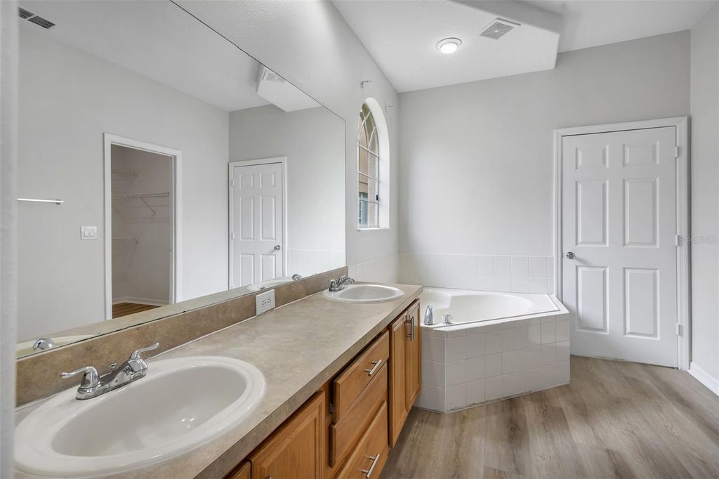 Image 17 of property listing at 1720 BEAR BAY COVE, Orlando, FL 32824