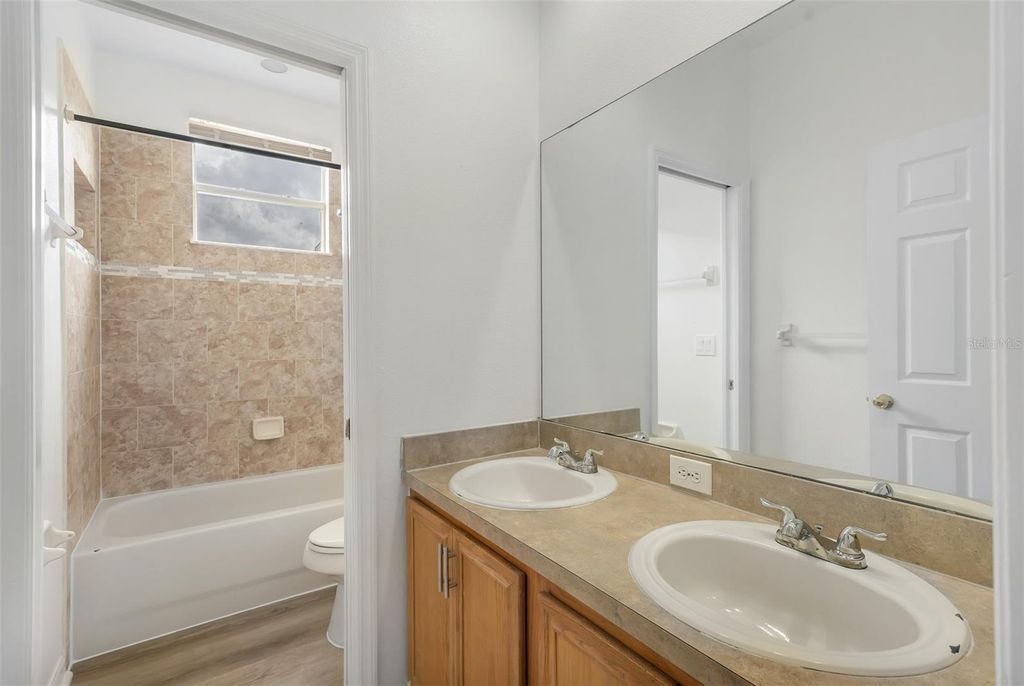 Image 23 of property listing at 1720 BEAR BAY COVE, Orlando, FL 32824