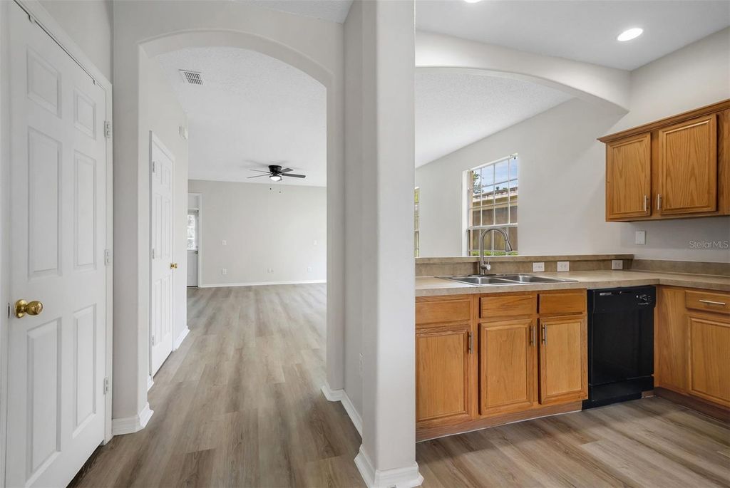 Image 5 of property listing at 1720 BEAR BAY COVE, Orlando, FL 32824