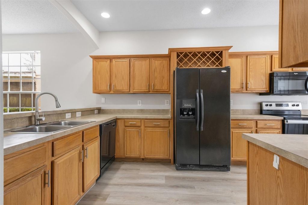 Image 6 of property listing at 1720 BEAR BAY COVE, Orlando, FL 32824