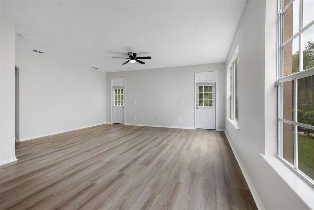 Image 10 of property listing at 1720 BEAR BAY COVE, Orlando, FL 32824