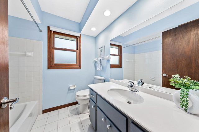 W158N10768 Catskill LANE, Germantown, WI 53022