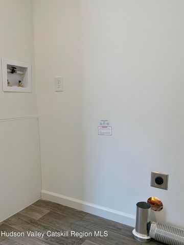 1154 Us-9 33, Hudson, NY 12534