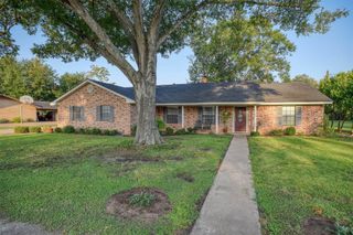 1001 Charleston BLVD, Smithville, TX 78957