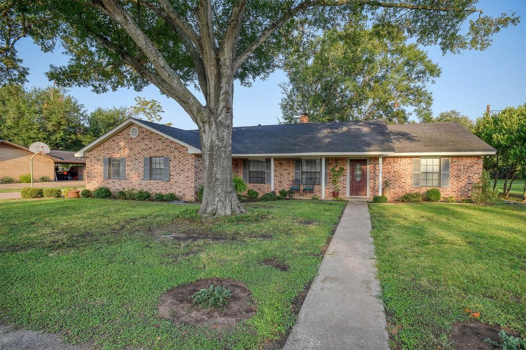 1001 Charleston BLVD, Smithville, TX 78957