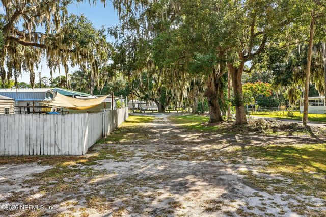 201 OAK Street, Welaka, FL 32189