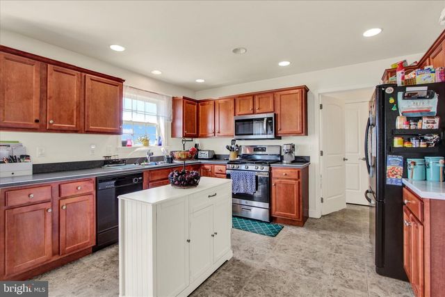 2525 ADMIRE SPRINGS DR, Dover, PA 17315
