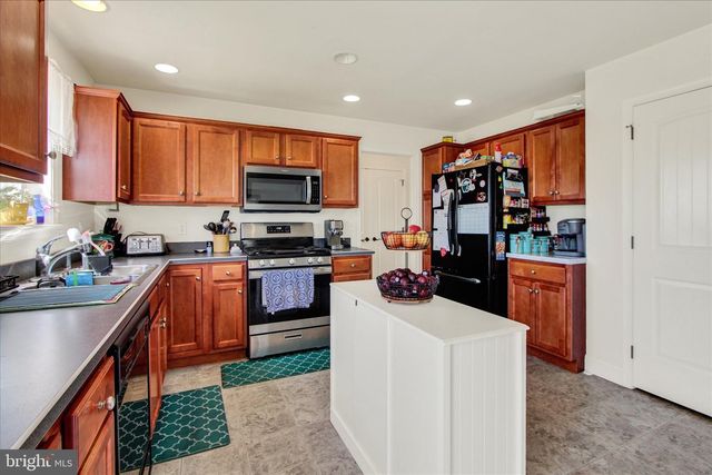 2525 ADMIRE SPRINGS DR, Dover, PA 17315