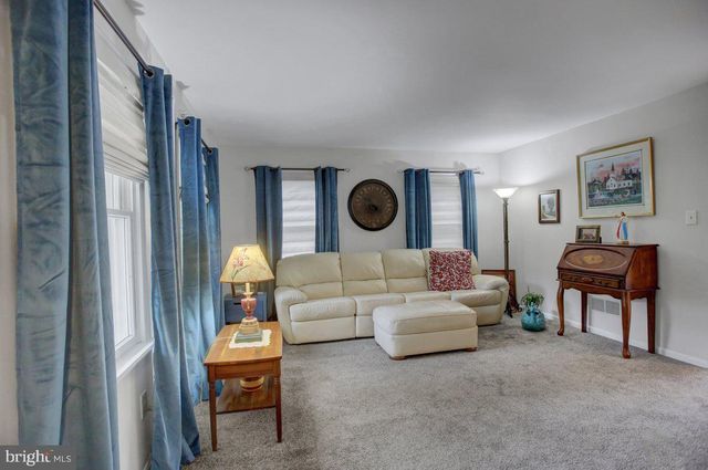 511 LARKSPUR LN, Chambersburg, PA 17202