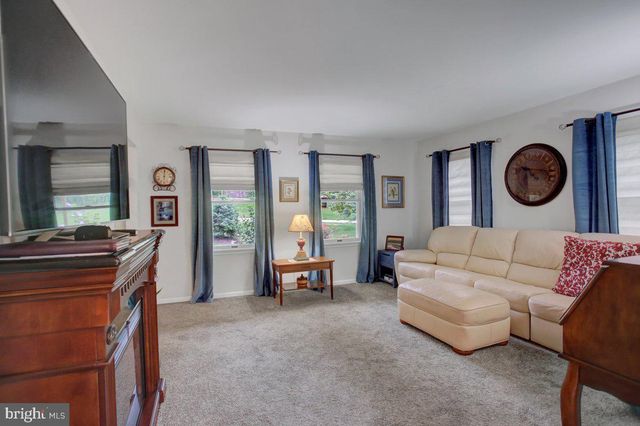 511 LARKSPUR LN, Chambersburg, PA 17202