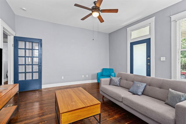 301 S Edgefield Avenue, Dallas, TX 75208