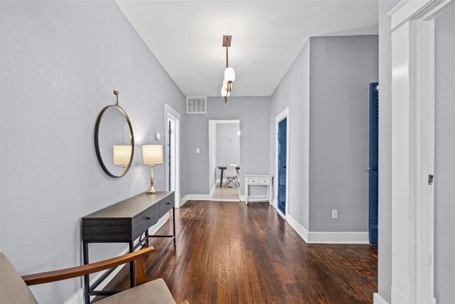301 S Edgefield Avenue, Dallas, TX 75208