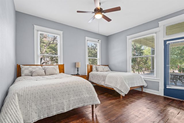 301 S Edgefield Avenue, Dallas, TX 75208